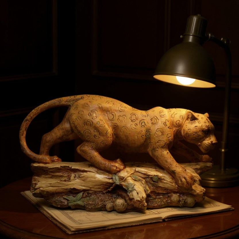 leopar heykeli ağaç kaideli